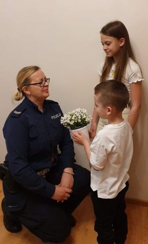 Zdjęcie przedstawiające policjantkę ze swoimi dziećmi.