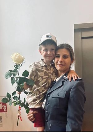Zdjęcie przedstawiające policjantkę ze swoim dzieckiem.