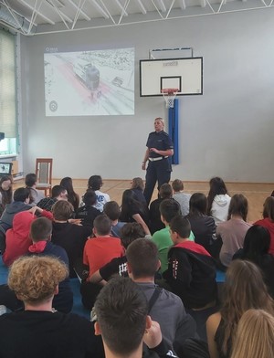 Policjantka z gdyńskiej drogówki w ramach działań profilaktyczno – edukacyjnych ,, Jednośladem Bezpiecznie do celu’’ przeprowadziła cykl spotkań z uczniami Szkoły Podstawowej nr. 33 w Gdyni. Zajęcia miały na celu promowanie bezpiecznych zachowań w ruchu drogowym, pieszo, na rowerze i hulajnodze elektrycznej.