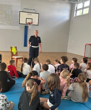 Policjantka z gdyńskiej drogówki w ramach działań profilaktyczno – edukacyjnych ,, Jednośladem Bezpiecznie do celu’’ przeprowadziła cykl spotkań z uczniami Szkoły Podstawowej nr. 33 w Gdyni. Zajęcia miały na celu promowanie bezpiecznych zachowań w ruchu drogowym, pieszo, na rowerze i hulajnodze elektrycznej.