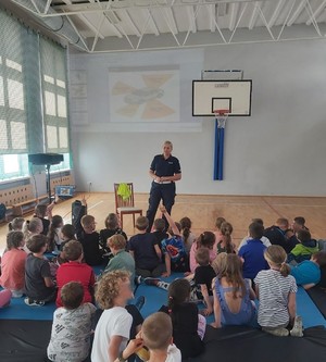 Policjantka z gdyńskiej drogówki w ramach działań profilaktyczno – edukacyjnych ,, Jednośladem Bezpiecznie do celu’’ przeprowadziła cykl spotkań z uczniami Szkoły Podstawowej nr. 33 w Gdyni. Zajęcia miały na celu promowanie bezpiecznych zachowań w ruchu drogowym, pieszo, na rowerze i hulajnodze elektrycznej.