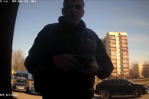 Policjanci z Komisariatu Policji w Gdyni – Redłowie prowadzą czynności w sprawie doprowadzenia w okresie od dnia : 03.03.2025 roku do dnia 05.03.2025 roku w celu osiągnięcia korzyści majątkowej do niekorzystnego rozporządzenia pieniędzmi na kwotę  7000 tyś.zł. Związek ze sprawą może mieć ten mężczyzna , którego wizerunek publikujemy. Dotychczas nie udało się ustalić jego tożsamości, dlatego każdy, kto rozpoznaje tego mężczyznę proszony jest o kontakt z Policją.