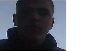 Policjanci z Komisariatu Policji w Gdyni – Redłowie prowadzą czynności w sprawie doprowadzenia w okresie od dnia : 03.03.2025 roku do dnia 05.03.2025 roku w celu osiągnięcia korzyści majątkowej do niekorzystnego rozporządzenia pieniędzmi na kwotę  7000 tyś.zł. Związek ze sprawą może mieć ten mężczyzna , którego wizerunek publikujemy. Dotychczas nie udało się ustalić jego tożsamości, dlatego każdy, kto rozpoznaje tego mężczyznę proszony jest o kontakt z Policją.