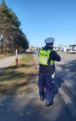 We wtorek funkcjonariusze gdyńskiej drogówki przeprowadzili akcję pod nazwą ,,Piesi’’, której głównym celem było zwiększenie bezpieczeństwa pieszych uczestników ruchu drogowego. Policjanci wykorzystali w trakcie działań policyjnego drona.