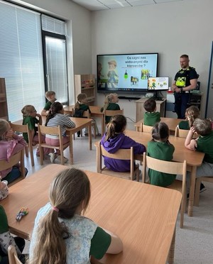 Funkcjonariusze Ruchu Drogowego Komendy Miejskiej Policji w Gdyni odwiedzili przedszkole w Pogórzu. Dzieci z przedszkola miały wyjątkową okazję spotkać się z policjantami. Mundurowi odwiedzili grupy przedszkolne, aby opowiedzieć o zasadach bezpieczeństwa na drodze, uświadamiając dzieciom, jak ważne jest przestrzeganie tych reguł na co dzień.