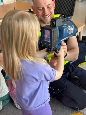Funkcjonariusze Ruchu Drogowego Komendy Miejskiej Policji w Gdyni odwiedzili przedszkole w Pogórzu. Dzieci z przedszkola miały wyjątkową okazję spotkać się z policjantami. Mundurowi odwiedzili grupy przedszkolne, aby opowiedzieć o zasadach bezpieczeństwa na drodze, uświadamiając dzieciom, jak ważne jest przestrzeganie tych reguł na co dzień.