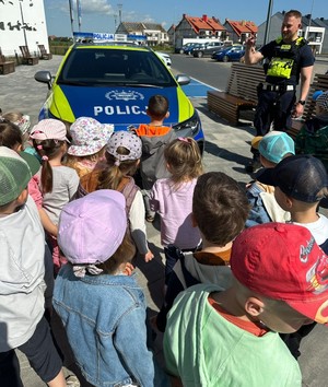 Funkcjonariusze Ruchu Drogowego Komendy Miejskiej Policji w Gdyni odwiedzili przedszkole w Pogórzu. Dzieci z przedszkola miały wyjątkową okazję spotkać się z policjantami. Mundurowi odwiedzili grupy przedszkolne, aby opowiedzieć o zasadach bezpieczeństwa na drodze, uświadamiając dzieciom, jak ważne jest przestrzeganie tych reguł na co dzień.
