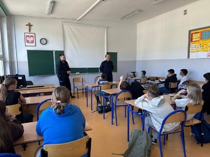 Policjanci z Rewiru Dzielnicowych Komisariatu Policji Gdynia Chylonia w ramach działań ,,Dzielnicowy Bliżej Nas’’ spotkali się z uczniami 4 klasy Szkoły Podstawowej numer 29. W trakcie zajęć rozmawiali o hejcie, mowie nienawiści, bezpieczeństwie w sieci.