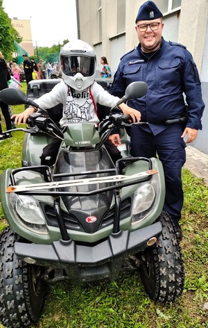 Policjanci z Komisariatu Policji Gdynia Oksywie w ramach programu ,,  Dzielnicowy bliżej nas’ ’wzięli udział w festynie, zorganizowanym przez Szkołę Podstawową nr.39 w Gdyni. Wydarzenie miało na celu integrację lokalnej społeczności.
