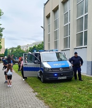 Policjanci z Komisariatu Policji Gdynia Oksywie w ramach programu ,,  Dzielnicowy bliżej nas’ ’wzięli udział w festynie, zorganizowanym przez Szkołę Podstawową nr.39 w Gdyni. Wydarzenie miało na celu integrację lokalnej społeczności.