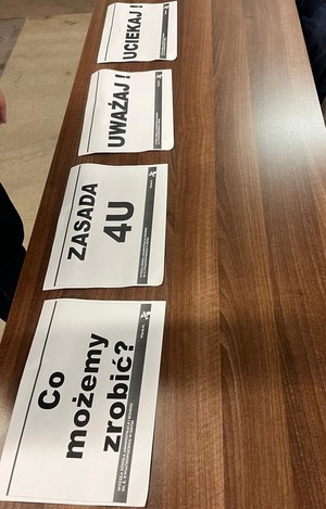 30 maja funkcjonariusze Komendy Miejskiej Policji w Gdyni w trosce o bezpieczeństwo personelu medycznego przeprowadzili praktyczne szkolenie z zakresu technik samoobrony. W zajęciach udział wzięli pracownicy Szpitala Medycyny Tropikalnej w Gdyni. Szkolenie to realizowane jest we współpracy z Wyższą  Szkołą Administracji i Biznesu w Gdyni.