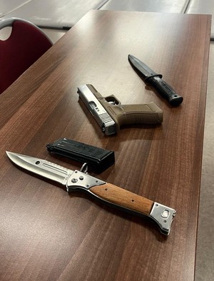 30 maja funkcjonariusze Komendy Miejskiej Policji w Gdyni w trosce o bezpieczeństwo personelu medycznego przeprowadzili praktyczne szkolenie z zakresu technik samoobrony. W zajęciach udział wzięli pracownicy Szpitala Medycyny Tropikalnej w Gdyni. Szkolenie to realizowane jest we współpracy z Wyższą  Szkołą Administracji i Biznesu w Gdyni.