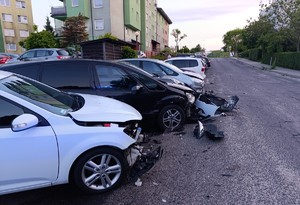 Wczoraj Policjanci z ruchu drogowego pracowali na miejscu zdarzenia, do którego doszło na ulicy Ledóchowskiego. Ze wstępnych ustaleń wynika, że Kierujący pojazdem marki Honda wykonując manewr wyprzedzania stracił panowanie nad pojazdem i najechał na prawidłowo zaparkowane pojazdy, po czym oddalił się z miejsca zdarzenia. W skutek zderzenia uszkodzonych zostało 5 pojazdów.