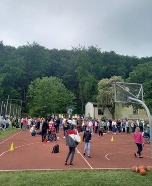 Dzielnicowy  z Komisariatu Policji w Gdyni Śródmieściu , w ramach działań ,,Dzielnicowy Bliżej Nas ‘’ wziął udział w festynie zorganizowanym przez Zespół Szkół Specjalnych nr. 17 z okazji Dnia Dziecka. Obecność dzielnicowego cieszyła się dużym zainteresowaniem zarówno wśród dzieci jak i dorosłych.