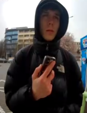 Wizerunek mężczyzny mogącego mieć związek z oszustwem - publikacja wizerunku odbywa się w ramach czynności prowadzonych przez Policję, na podstawie art. 20 ust. 1 pkt 1 ustawy o Policji