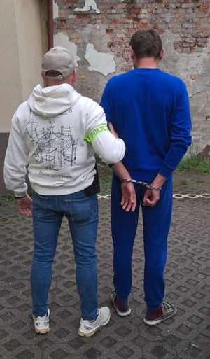 Kryminalni z gdyńskiej komendy zatrzymali 41- letniego mężczyznę podejrzewanego o kradzież rowerów. Mężczyzna w Gdyni i w Gdańsku ukradł pięć jednośladów. Policyjni śledczy sprawdzają, gdzie znajdują się utracone jednoślady i sprawdzają kryminalną przeszłość zatrzymanego mężczyzny aby ustalić czy nie ma na koncie innych przestępstw.