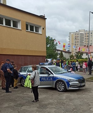 W ramach działań ,, Dzielnicowy Bliżej Nas ’’, dzielnicowy z Komisariatu Policji Gdynia Chylonia, wspólnie z funkcjonariuszami Ruchu Drogowego uczestniczyli w festynie zorganizowanym przez Szkołę Podstawową nr 40. Wydarzenie było doskonałą okazją do spotkania się z lokalna społecznością i promowania zasad bezpieczeństwa.