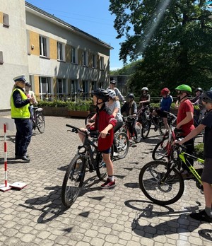 Policjantka z Wydziału Ruchu Drogowego Komendy Miejskiej Policji w Gdyni w ramach działań ,, Jednośladem Bezpiecznie do celu, w Szkole Podstawowej nr.26 przeprowadziła egzamin na kartę rowerową. Celem wydarzenia było sprawdzenie umiejętności dzieci na specjalnie przygotowanym torze do jazdy umiejętności poruszania się rowerem, a także promowanie odpowiedzialnych postaw wśród młodych uczestników ruchu drogowego.