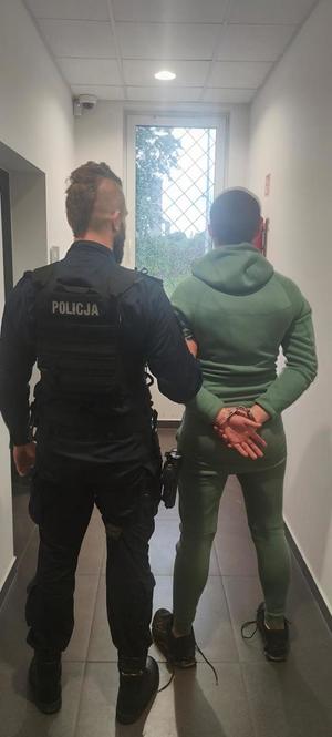 Policjanci z Komisariatu Policji w Gdyni Chwarznie zatrzymali 20 i 32-letnich mężczyzn, którzy ukradli rowery z rejonu szkoły. Po zatrzymaniu funkcjonariusze odzyskali jednoślady, pochodzące z kradzieży. Teraz o ich losie zadecyduje sąd.