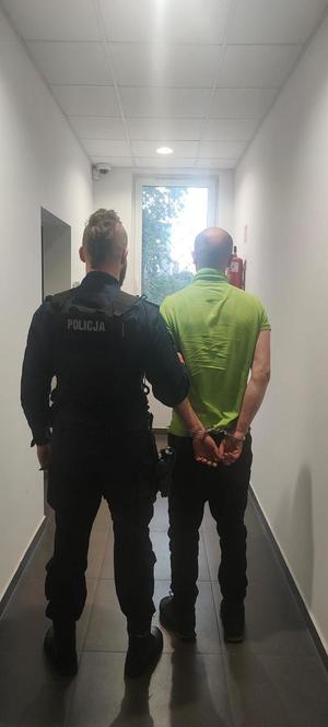 Policjanci z Komisariatu Policji w Gdyni Chwarznie zatrzymali 20 i 32-letnich mężczyzn, którzy ukradli rowery z rejonu szkoły. Po zatrzymaniu funkcjonariusze odzyskali jednoślady, pochodzące z kradzieży. Teraz o ich losie zadecyduje sąd.