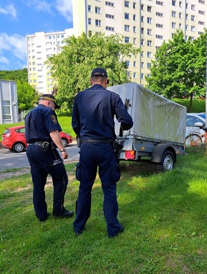 W ramach działań ,, Dzielnicowy bliżej Nas’’ dzielnicowy z Chyloni przeprowadził wspólne działania ze Strażą Miejską, mające na celu usunięcie porzuconych wraków samochodowych z przestrzeni publicznej.