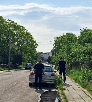 W ramach działań ,, Dzielnicowy bliżej Nas’’ dzielnicowy z Chyloni przeprowadził wspólne działania ze Strażą Miejską, mające na celu usunięcie porzuconych wraków samochodowych z przestrzeni publicznej.