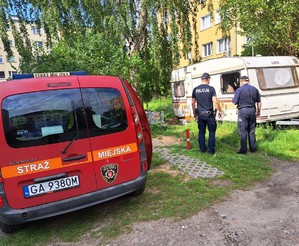 W ramach działań ,, Dzielnicowy bliżej Nas’’ dzielnicowy z Chyloni przeprowadził wspólne działania ze Strażą Miejską, mające na celu usunięcie porzuconych wraków samochodowych z przestrzeni publicznej.
