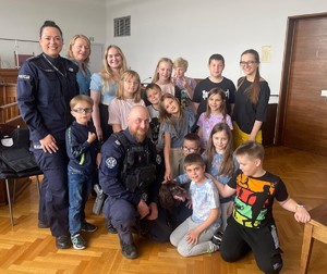 Funkcjonariuszki z Komendy Miejskiej Policji w Gdyni i przewodnicy psów służbowych wzięli udział w obchodach Dnia Dziecka w Sądzie Rejonowym w Gdyni. Wydarzenie miało nie tylko charakter edukacyjny, ale także dostarczyło najmłodszym uczestnikom wielu niezapomnianych wrażeń.