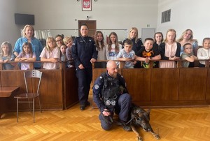 Funkcjonariuszki z Komendy Miejskiej Policji w Gdyni i przewodnicy psów służbowych wzięli udział w obchodach Dnia Dziecka w Sądzie Rejonowym w Gdyni. Wydarzenie miało nie tylko charakter edukacyjny, ale także dostarczyło najmłodszym uczestnikom wielu niezapomnianych wrażeń.