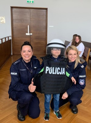 Funkcjonariuszki z Komendy Miejskiej Policji w Gdyni i przewodnicy psów służbowych wzięli udział w obchodach Dnia Dziecka w Sądzie Rejonowym w Gdyni. Wydarzenie miało nie tylko charakter edukacyjny, ale także dostarczyło najmłodszym uczestnikom wielu niezapomnianych wrażeń.