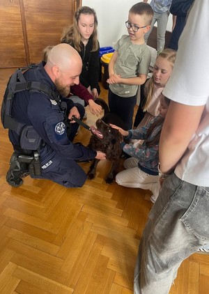 Funkcjonariuszki z Komendy Miejskiej Policji w Gdyni i przewodnicy psów służbowych wzięli udział w obchodach Dnia Dziecka w Sądzie Rejonowym w Gdyni. Wydarzenie miało nie tylko charakter edukacyjny, ale także dostarczyło najmłodszym uczestnikom wielu niezapomnianych wrażeń.