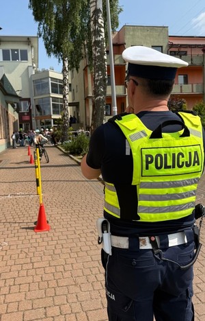 Policjanci z gdyńskiej drogówki w ramach działań ,, Jednośladem bezpiecznie do celu’’, przeprowadzili praktyczny egzamin na kartę rowerową dla uczniów Katolickiej Szkoły Podstawowej .Celem działań było nie tylko sprawdzenie umiejętności młodych rowerzystów, ale przede wszystkim promowanie bezpiecznego i odpowiedzialnego uczestnictwa w ruchu drogowym.