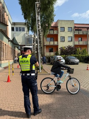 Policjanci z gdyńskiej drogówki w ramach działań ,, Jednośladem bezpiecznie do celu’’, przeprowadzili praktyczny egzamin na kartę rowerową dla uczniów Katolickiej Szkoły Podstawowej .Celem działań było nie tylko sprawdzenie umiejętności młodych rowerzystów, ale przede wszystkim promowanie bezpiecznego i odpowiedzialnego uczestnictwa w ruchu drogowym.