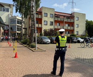 Policjanci z gdyńskiej drogówki w ramach działań ,, Jednośladem bezpiecznie do celu’’, przeprowadzili praktyczny egzamin na kartę rowerową dla uczniów Katolickiej Szkoły Podstawowej .Celem działań było nie tylko sprawdzenie umiejętności młodych rowerzystów, ale przede wszystkim promowanie bezpiecznego i odpowiedzialnego uczestnictwa w ruchu drogowym.