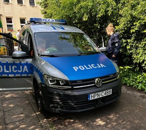 Policjanci z Komendy Miejskiej Policji w Gdyni uczestniczyli w zorganizowanym przez Przedszkole ,, Jaś i Małgosia’’ Dniu Dziecka. Funkcjonariusze odpowiedzieli na zaproszenie organizatorów i aktywnie uczestniczyły w wydarzeniu, które cieszyło się ogromnym zainteresowaniem zarówno ze strony dzieci jak i dorosłych.