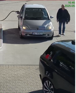 Policjanci z Komisariatu Policji w Gdyni – Redłowie prowadzą czynności w związku z kradzieżą 2 szt. tablic rejestracyjnych o wyróżniku WI028GV.mającą miejsce w Gdyni przy ulicy Kazimierza Górskiego w okresie od dnia 07.02.2025 do dnia 21.02.2025. Kierujący pojazdem marki Mercedes przy wykorzystaniu przedmiotowych tablic rejestracyjnych dokonał kradzieży paliwa. Związek ze sprawą może mieć ten mężczyzna , którego wizerunek publikujemy. Dotychczas nie udało się ustalić jego tożsamości, dlatego każdy, kto rozpoznaje tego mężczyznę proszony jest o kontakt z Policją.