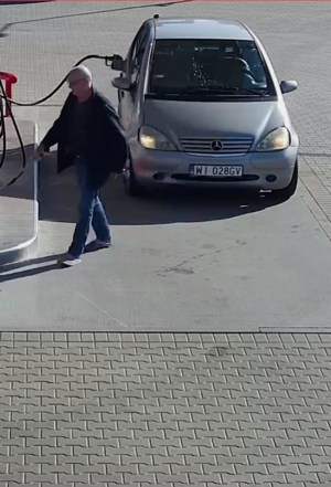 Policjanci z Komisariatu Policji w Gdyni – Redłowie prowadzą czynności w związku z kradzieżą 2 szt. tablic rejestracyjnych o wyróżniku WI028GV.mającą miejsce w Gdyni przy ulicy Kazimierza Górskiego w okresie od dnia 07.02.2025 do dnia 21.02.2025. Kierujący pojazdem marki Mercedes przy wykorzystaniu przedmiotowych tablic rejestracyjnych dokonał kradzieży paliwa. Związek ze sprawą może mieć ten mężczyzna , którego wizerunek publikujemy. Dotychczas nie udało się ustalić jego tożsamości, dlatego każdy, kto rozpoznaje tego mężczyznę proszony jest o kontakt z Policją.