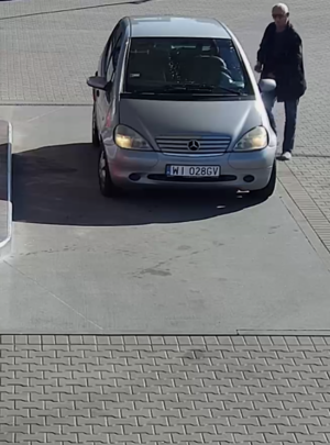 Policjanci z Komisariatu Policji w Gdyni – Redłowie prowadzą czynności w związku z kradzieżą 2 szt. tablic rejestracyjnych o wyróżniku WI028GV.mającą miejsce w Gdyni przy ulicy Kazimierza Górskiego w okresie od dnia 07.02.2025 do dnia 21.02.2025. Kierujący pojazdem marki Mercedes przy wykorzystaniu przedmiotowych tablic rejestracyjnych dokonał kradzieży paliwa. Związek ze sprawą może mieć ten mężczyzna , którego wizerunek publikujemy. Dotychczas nie udało się ustalić jego tożsamości, dlatego każdy, kto rozpoznaje tego mężczyznę proszony jest o kontakt z Policją.