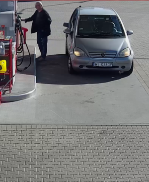 Policjanci z Komisariatu Policji w Gdyni – Redłowie prowadzą czynności w związku z kradzieżą 2 szt. tablic rejestracyjnych o wyróżniku WI028GV.mającą miejsce w Gdyni przy ulicy Kazimierza Górskiego w okresie od dnia 07.02.2025 do dnia 21.02.2025. Kierujący pojazdem marki Mercedes przy wykorzystaniu przedmiotowych tablic rejestracyjnych dokonał kradzieży paliwa. Związek ze sprawą może mieć ten mężczyzna , którego wizerunek publikujemy. Dotychczas nie udało się ustalić jego tożsamości, dlatego każdy, kto rozpoznaje tego mężczyznę proszony jest o kontakt z Policją.