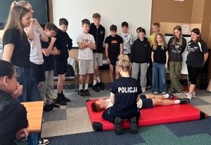 Policjantka z Komendy Miejskiej Policji w Gdyni odwiedziła uczniów klas siódmych Szkoły Podstawowej nr.44 by przeprowadzić praktyczne szkolenie z zakresu udzielania pierwszej pomocy.
