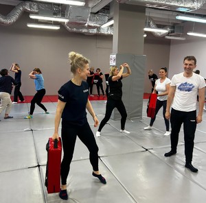Funkcjonariusze z Komendy Miejskiej Policji w Gdyni po raz kolejny przeprowadzili specjalistyczne szkolenie dla pracowników służby zdrowia. Jego głównym celem było zwiększenie poziomu bezpieczeństwa w miejscu pracy, a także przygotowanie uczestników do skutecznego reagowania w sytuacjach zagrożenia .