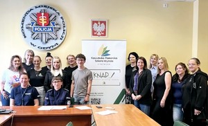 W Komendzie Miejskiej Policji w Gdyni odbyło się spotkanie policjantek z przedstawicielami Koła Naukowego Aktywnego Pedagoga Kaszubsko – Pomorskiej Szkoły Wyższej w Wejherowie. Wizyta studentów miała charakter edukacyjno – informacyjny.