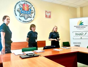 W Komendzie Miejskiej Policji w Gdyni odbyło się spotkanie policjantek z przedstawicielami Koła Naukowego Aktywnego Pedagoga Kaszubsko – Pomorskiej Szkoły Wyższej w Wejherowie. Wizyta studentów miała charakter edukacyjno – informacyjny.