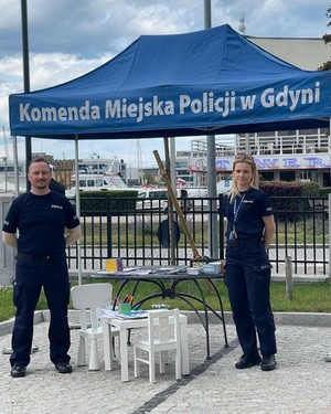 Policjanci z Komendy  Miejskiej Policji w Gdyni  wzięli udział w dwóch wydarzeniach plenerowych. Pierwszym z nich był Piknik Morski, drugim Święto ulicy Gryfa Pomorskiego.  Obecność funkcjonariuszy cieszyła się dużym zainteresowaniem zarówno wśród dzieci jak i dorosłych.