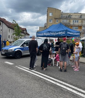Policjanci z Komendy  Miejskiej Policji w Gdyni  wzięli udział w dwóch wydarzeniach plenerowych. Pierwszym z nich był Piknik Morski, drugim Święto ulicy Gryfa Pomorskiego.  Obecność funkcjonariuszy cieszyła się dużym zainteresowaniem zarówno wśród dzieci jak i dorosłych.