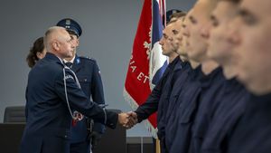 „Ja obywatel Rzeczpospolitej Polskiej, świadom podejmowanych obowiązków policjanta...&quot; - to początek roty ślubowania, którą składają przyjmowani do służby funkcjonariusze, a którą przyjął dzisiaj Komendant Wojewódzki Policji w Gdańsku insp. Bogusław Ziemba. Nowi policjanci ślubując na sztandar tym samym wstąpili w szeregi polskiej Policji. Uroczystość była także okazją do wręczenia Medali za Długoletnią Służbę oraz odznak „Zasłużony Policjant” funkcjonariuszom naszego garnizonu.