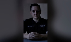 Zdjęcie przedstawiające policjanta.