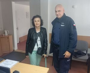 Zdjęcie przedstawiające dzielnicowego z przedstawicielką rady dzielnicy.