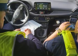 Zdjęcie przedstawiające moment wypełniania dokumentacji z kontroli autokaru.