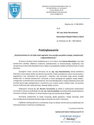 Zdjęcie przedstawiające podziękowania dla policjantek z gdyńskiej komendy.